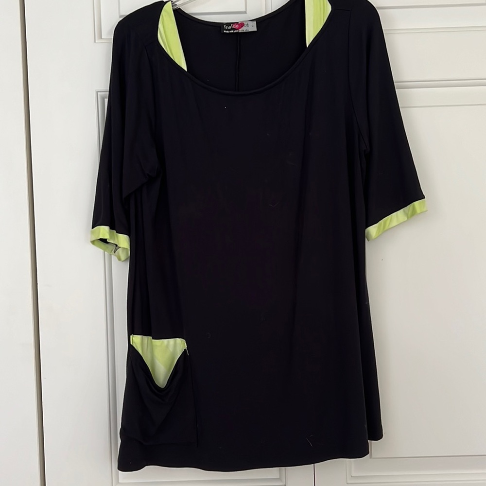 Black and green top by Inside Out. No wrinkle fabric. In EUC. Front pocket.